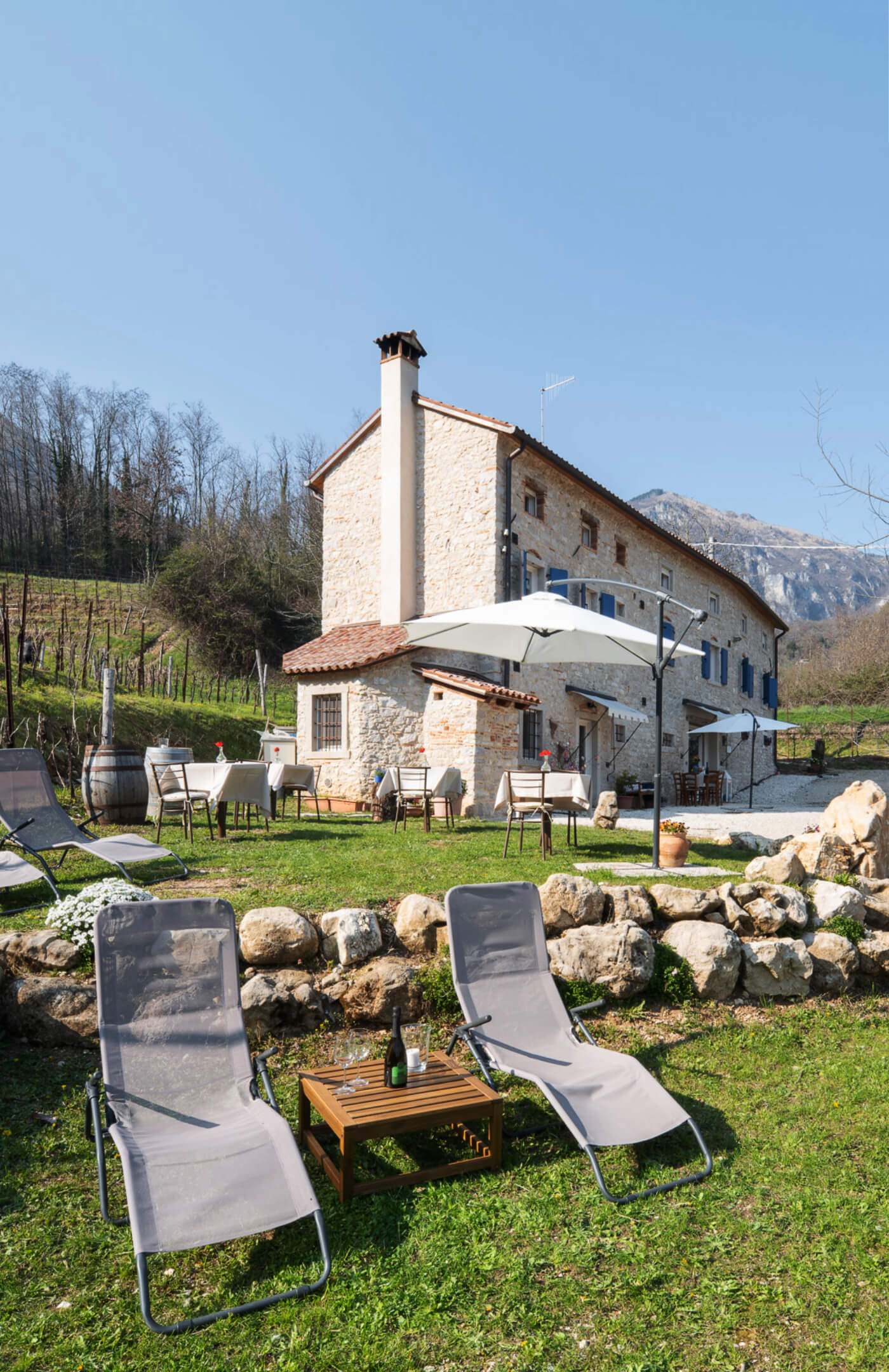 Esterno di Podere del Bosc, casa rurale con balconi blu a Valmareno