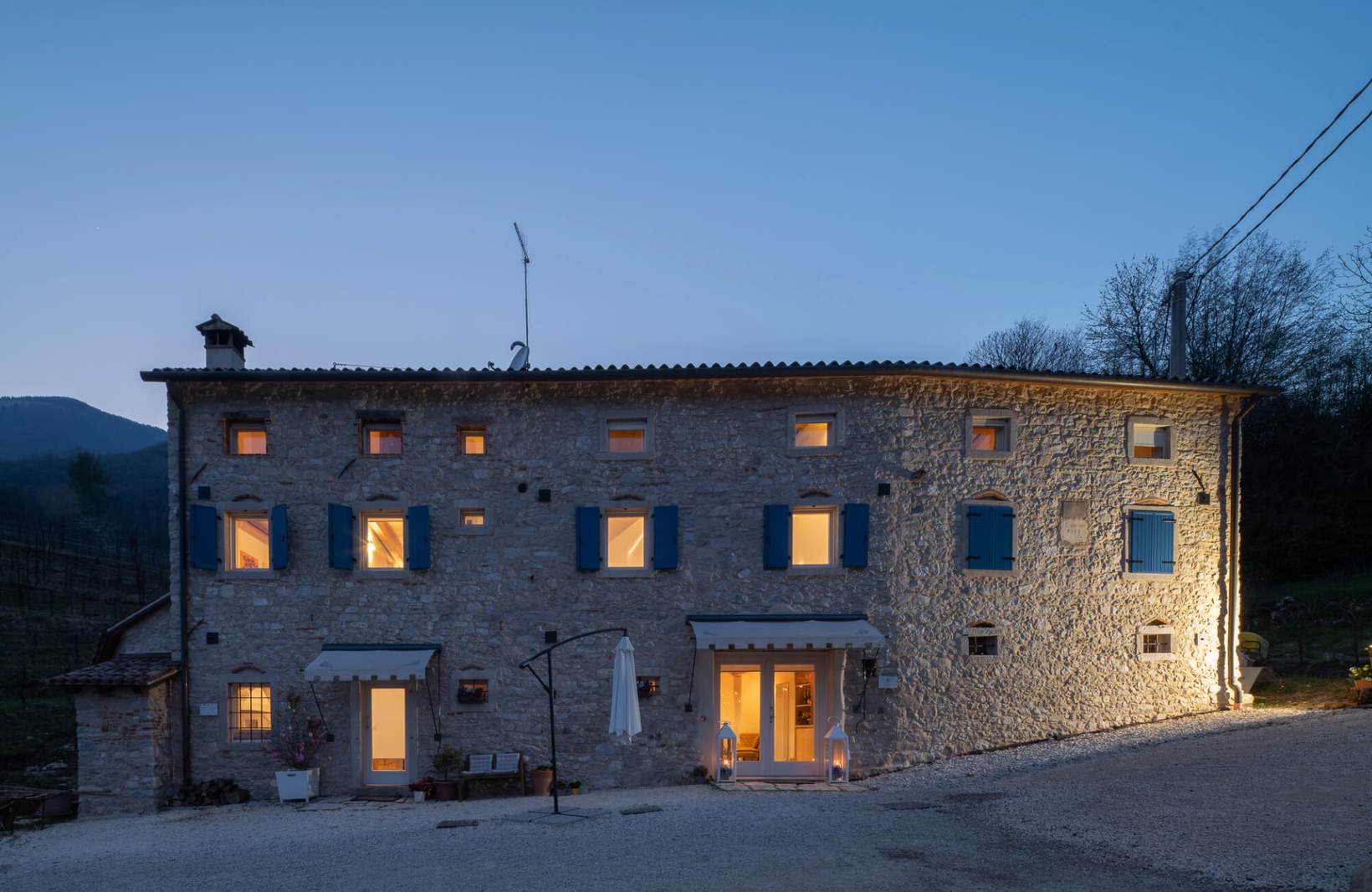 Podere del Bosc illuminato di notte a Valmareno