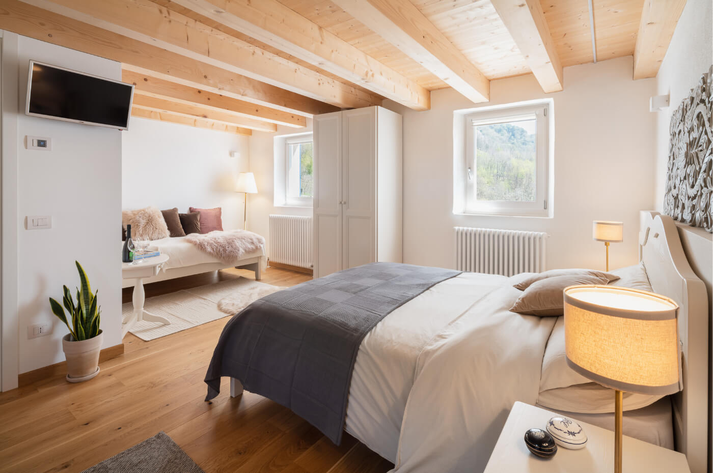 Camera tripla luminosa e accogliente con letto matrimoniale